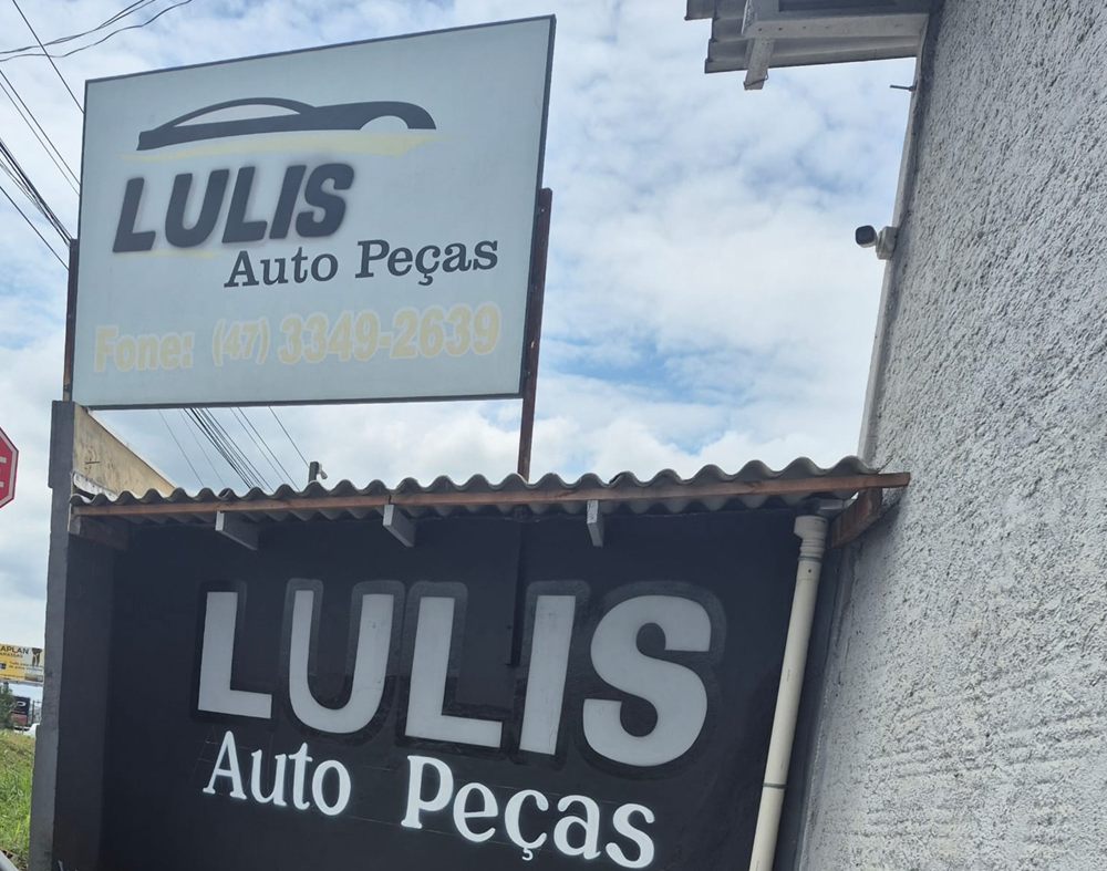 Placa e muro da Lulis Auto Peças na BR-101